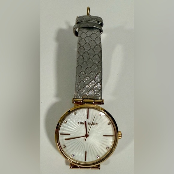 ANNE KLEIN AK GOLD TONE CRYSTAL LIGHT GREY GENUINE LEATHER BRACELET WATCH - Picture 3 of 9